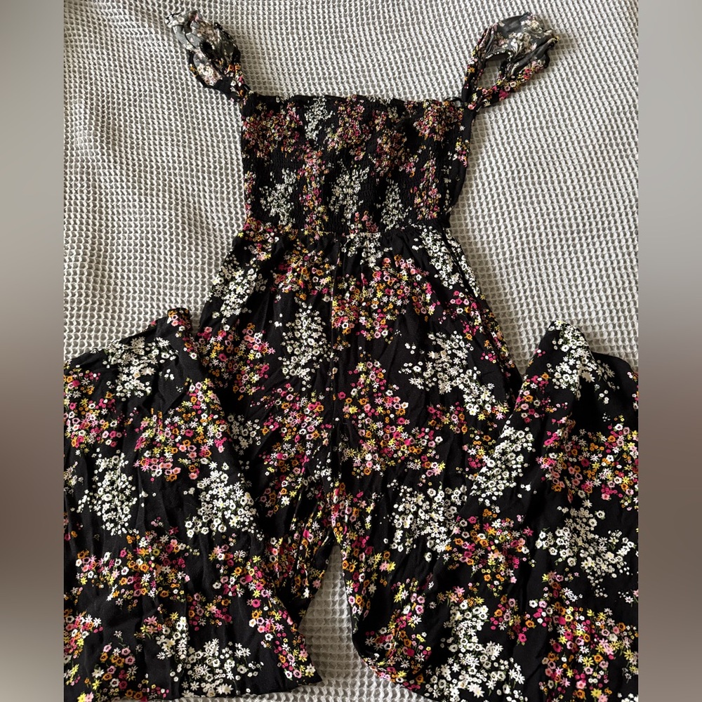 Adorable wide leg flower print jumper!